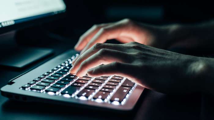 Zwei Hände auf einer Computertastatur